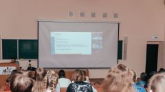 Представители DCU начинают презентацию