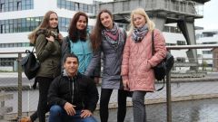 Студенты на фоне университета Рейн-Ваал, г. Клеве