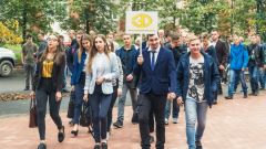 Первокурсники с активом экономического факультета на линейке, посвященной 1 сентября, сентябрь 2018 г.