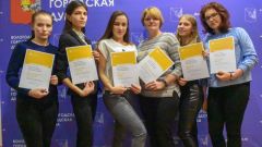 Вручение сертификатов Отделения Вологда Банка России волонтерам финансового просвещения на заседании Молодежного парламента г. Вологды, 7 декабря 2018 г.