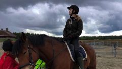 Мария учится объезжать лошадь