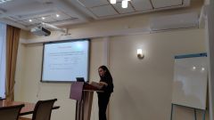 А. Вайцель выступает с докладом