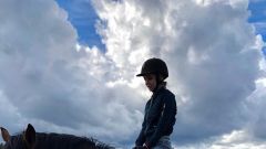 Полина объезжает лошадь