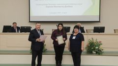 М. Розова получает сертификат