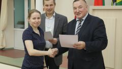 Д. Березина получает сертификат