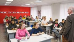 Студенты на лекции профессора Р. Шумахерса