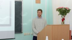 Зилас Хайер выступает с докладом на конференции